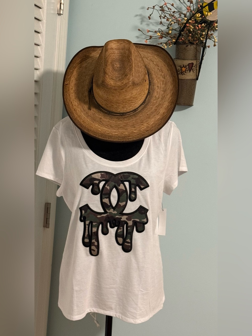 White Women’s Scoop Neck Tee with Camouflage Drip Logo Size XL NWT!